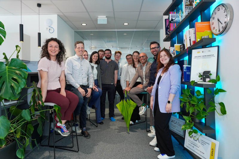 Ein Gruppenfoto von Q2E- & Attack-Mitarbeitenden und Kunden