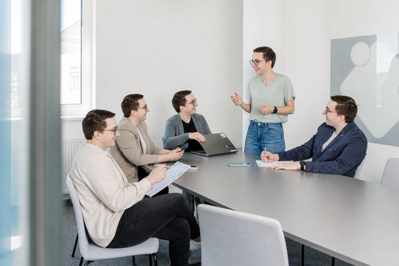 Satirisches KI-Bild von 5 Personen, welche alle den gleichen Kopf haben