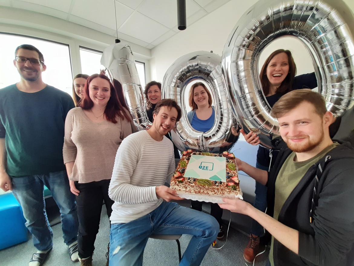 Das Q2E Team mit Motivtorte und Luftballons