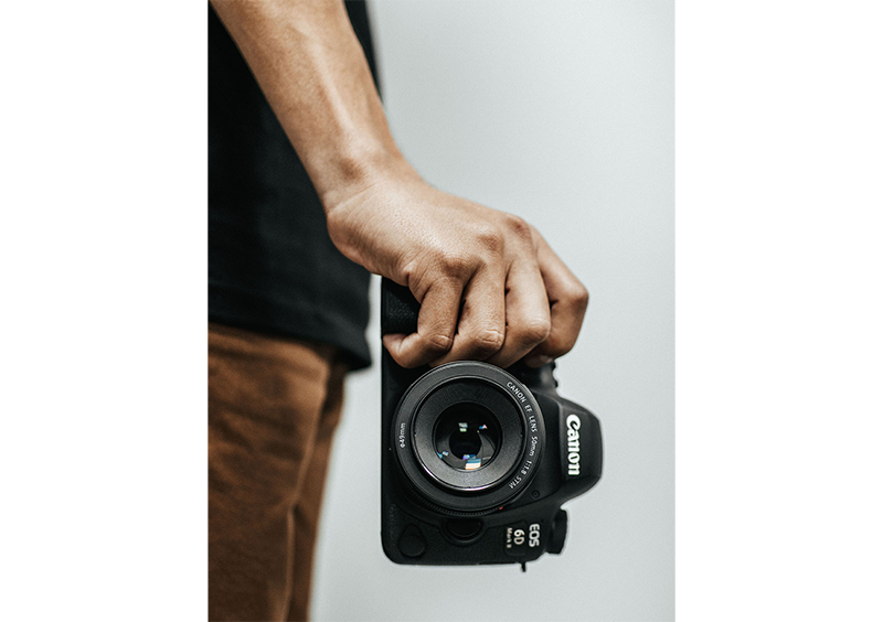 Person H&auml;lt Schwarze Canon Eos 6d Dslr Kamera