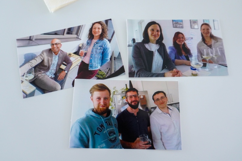 3 Polaroid-Bilder liegen am Tisch