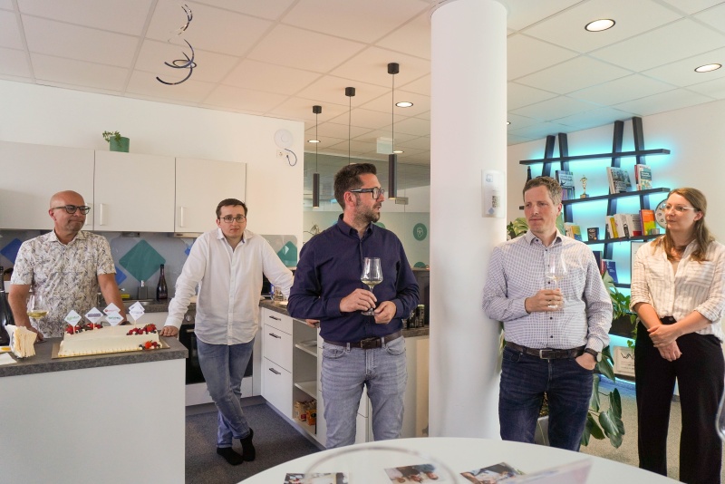 Max Mayerhofer (werbeagentur attack), Markus Hofstätter, Josef Hörersdorfer, Anton Mayringer und Juliane Rafetzeder (werbeagentur attack) ein Mann hält eine Begrüßungsrede, 4 Personen hören zu