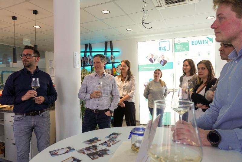 Personen in Partyrunde hören einem Sprecher zu