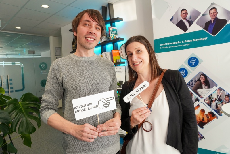 Thomas Kirchner (stoelner Gastrotechnik) mit Lebensgefährtin Beate 1 Mann und eine Frau halten Fotoschilder in die Kamera