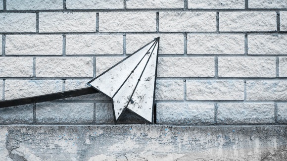 Gefaltetes Papier, das aussieht wie ein Flugzeug