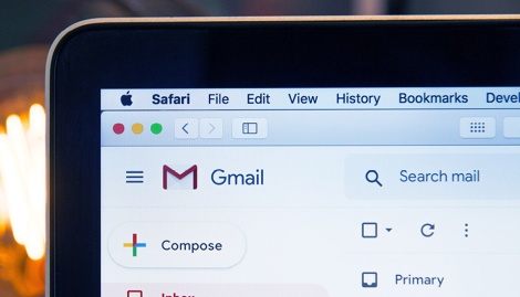 Macbook auf dem ein Teil von Google Mail sichtbar ist.