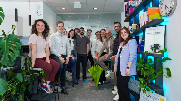 Ein Gruppenfoto von Q2E- & Attack-Mitarbeitenden und Kunden