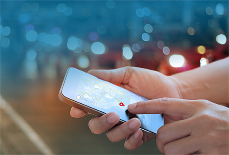 Bild: ipopba auf istockphoto.com Google Maps auf dem Smartphone