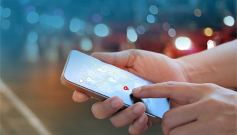 Google My Business: Hände auf Smartphone mit Maps