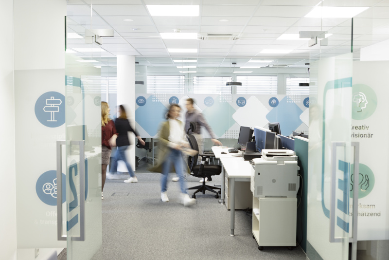 Blick ins B&uuml;ro durch eine Glast&uuml;r