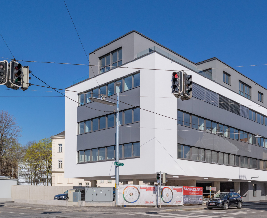 Blick auf das Geb&auml;ude vom Schulring