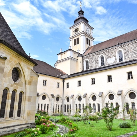 Stift Lilienfeld vor blauem Himmel