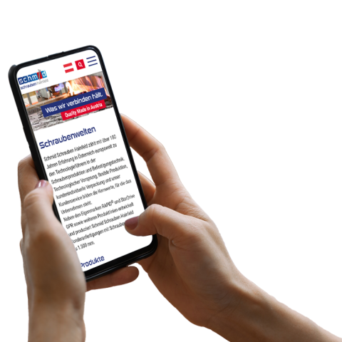 Hand hält Smartphone, auf dem die Website sichtbar ist
