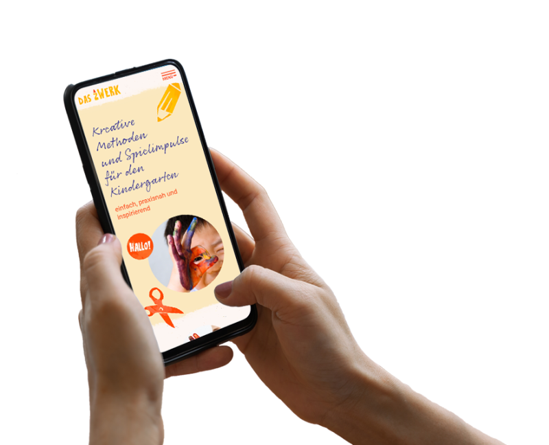 Hand h&auml;lt Smartphone, darauf ist ein Screenshot der Website zu sehen