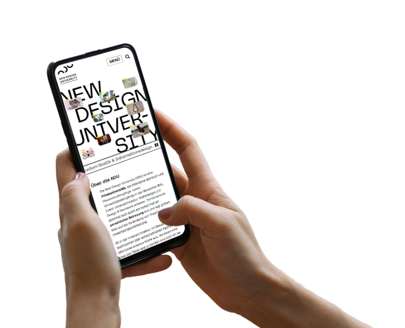 Hand h&auml;lt Smartphone, darauf ist ein Screenshot der Website zu sehen