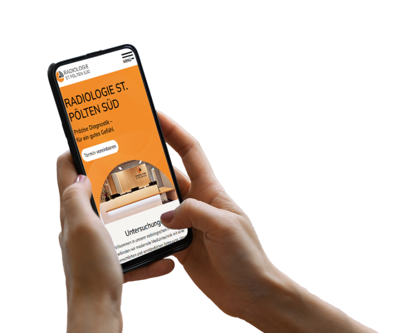 Hand h&auml;lt Smartphone, darauf ist ein Screenshot der Website zu sehen