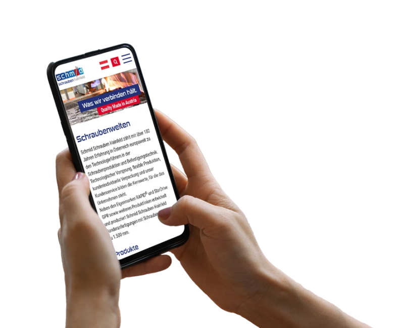 Hand h&auml;lt Smartphone, darauf ist ein Screenshot der Website zu sehen
