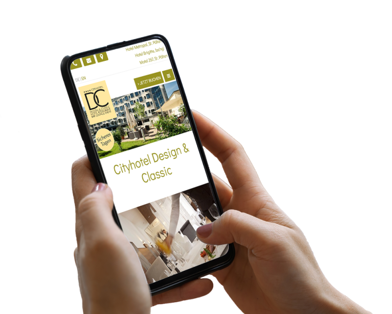 Hand h&auml;lt Smartphone, darauf ist ein Screenshot der Website zu sehen