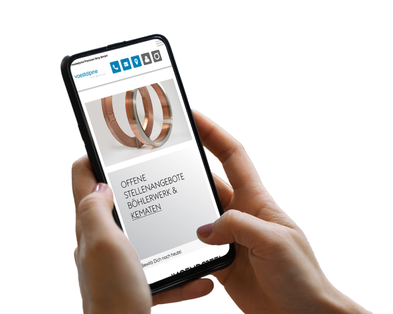 Hand h&auml;lt Smartphone, darauf ist ein Screenshot der Website zu sehen