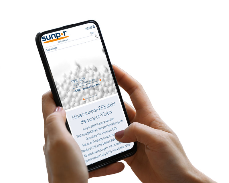 Hand h&auml;lt Smartphone, darauf ist ein Screenshot der Website zu sehen