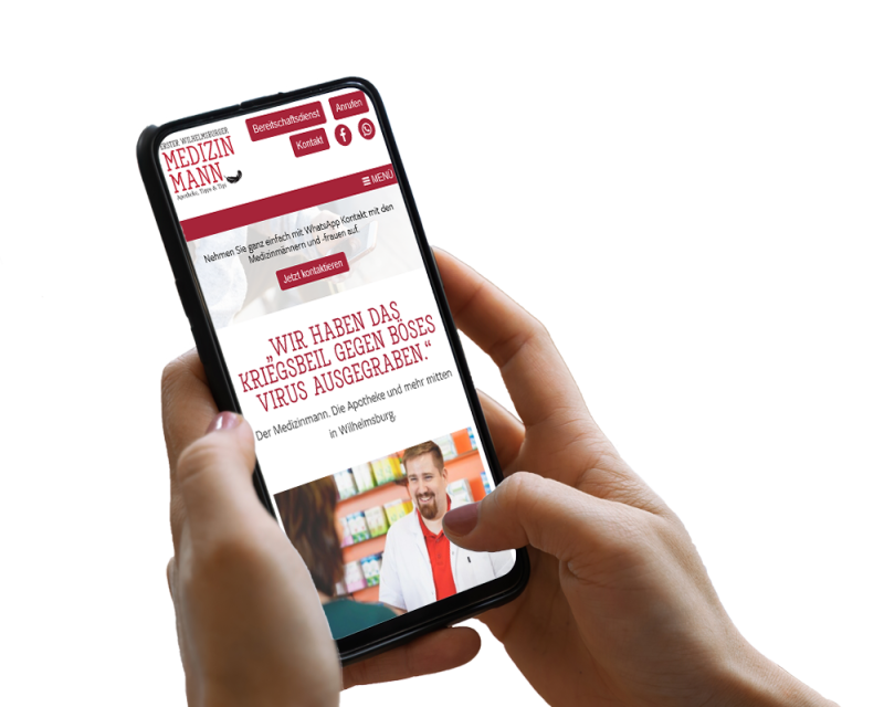 Hand h&auml;lt Smartphone in der Hand, auf dem Bildschirm ist die Startseite der Website sichtbar