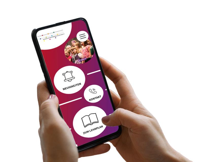 Hand h&auml;lt Smartphone, darauf ist ein Screenshot der Website zu sehen