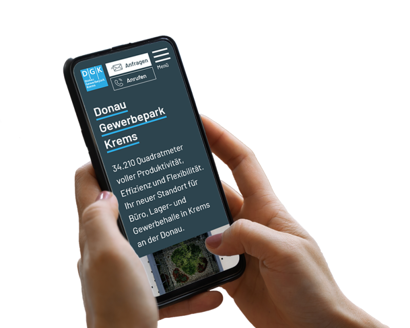 Hand h&auml;lt Smartphone, darauf ist ein Screenshot der Website zu sehen