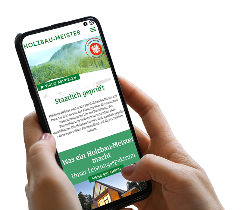 Hand h&auml;lt Smartphone, darauf ist ein Screenshot der Website zu sehen
