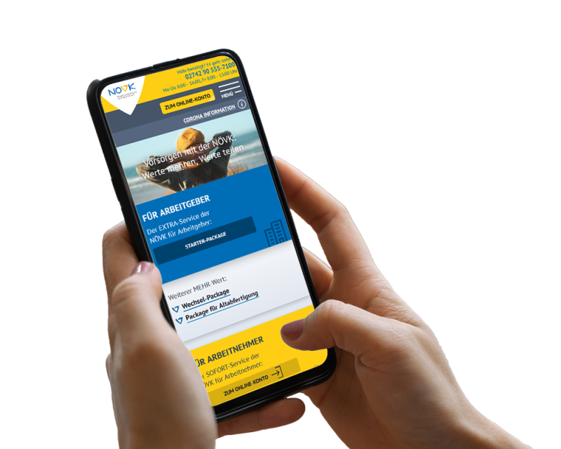 Hand h&auml;lt Smartphone, darauf ist ein Screenshot der Website zu sehen