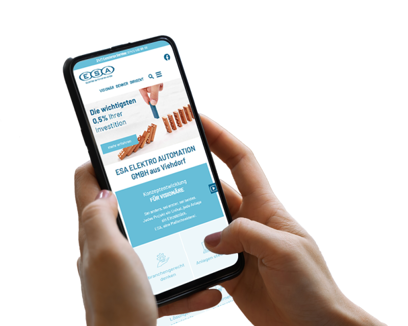Hand h&auml;lt Smartphone, darauf ist ein Screenshot der Website zu sehen