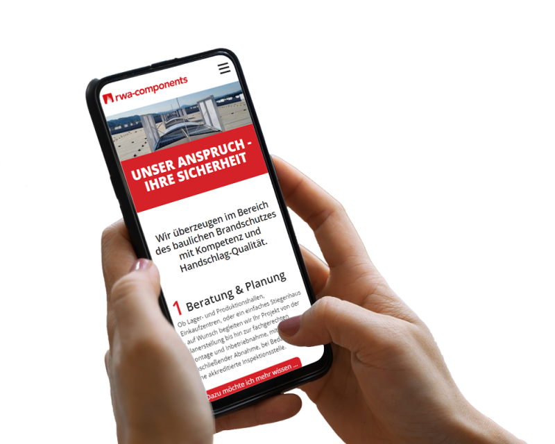 Hand h&auml;lt Smartphone, darauf ist ein Screenshot der Website zu sehen