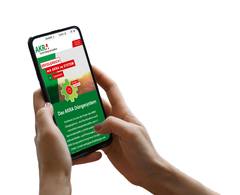 Hand h&auml;lt Smartphone, darauf ist ein Screenshot der Website zu sehen
