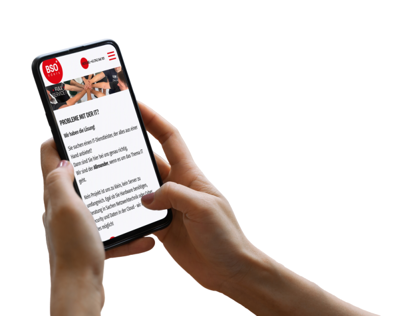 Hand h&auml;lt Smartphone, darauf ist ein Screenshot der Website zu sehen