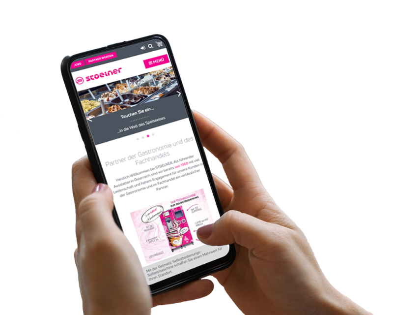 Hand h&auml;lt Smartphone, darauf ist ein Screenshot der Website zu sehen