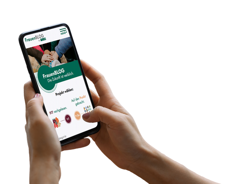 Hand h&auml;lt Smartphone, darauf ist die Startseite von FrauenBLOG by ZIB zu sehen.
