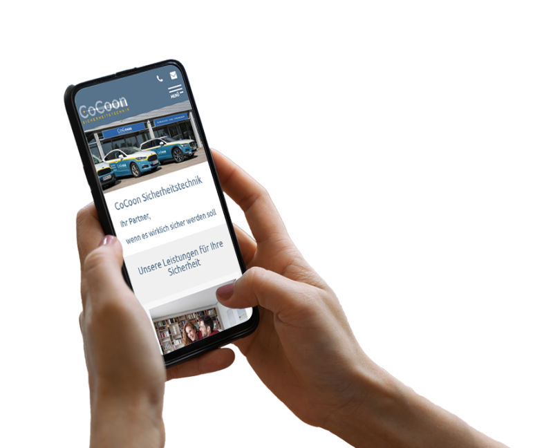 Hand h&auml;lt Smartphone, darauf ist die Startseite von CoCoon Sicherheitstechnik zu sehen
