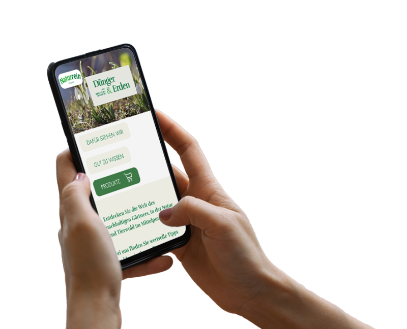 Hand h&auml;lt Smartphone, darauf ist ein Screenshot der Website zu sehen