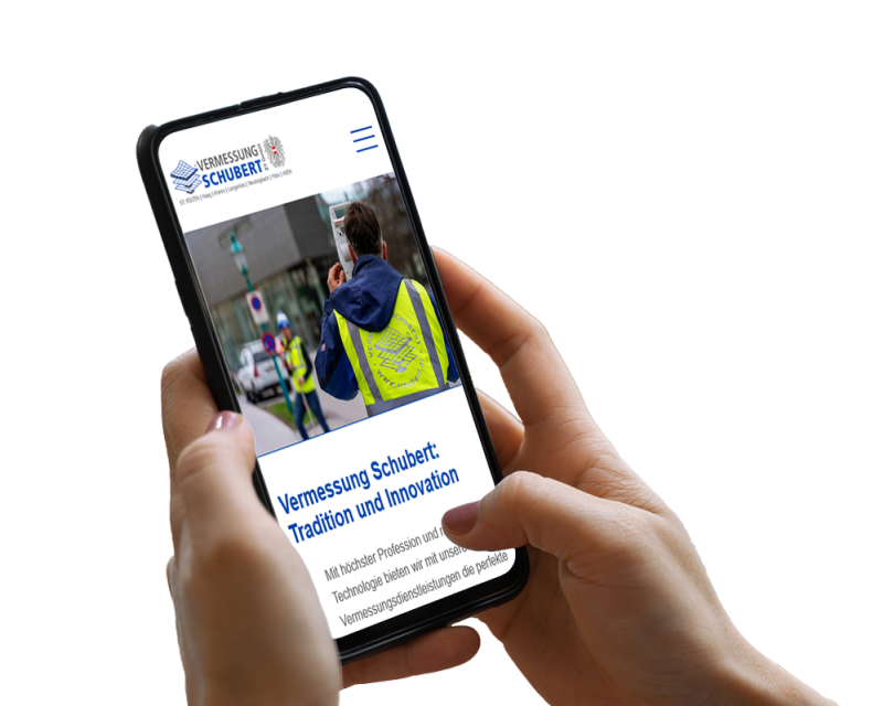 Hand h&auml;lt Smartphone, darauf ist ein Screenshot der Website zu sehen