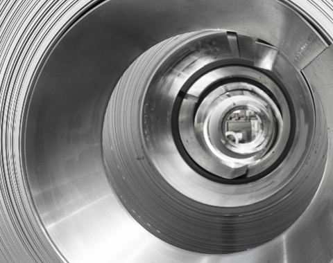 Man schaut durch ein gro&szlig;es Metallrohr bestehend aus vielen hauchd&uuml;nnen Metallb&auml;ndern..