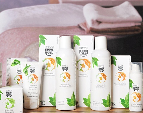 Man sieht einige Naturkosmetikprodukte von Aroma Derm.