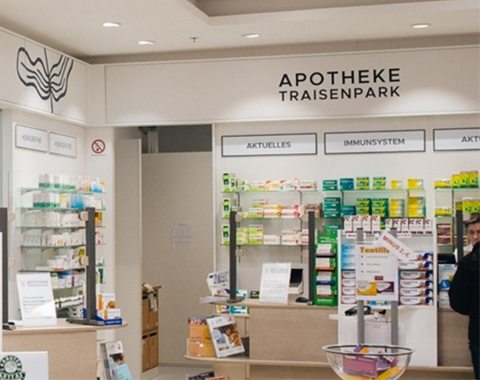 Ansicht eines Apothekertresens mit Produkten und Beschilderungen.