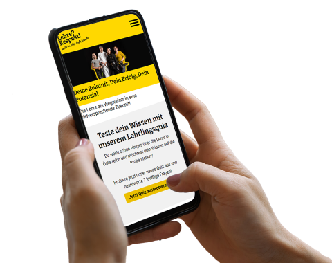 Hand h&auml;lt Smartphone, auf der die Website sichtbar ist