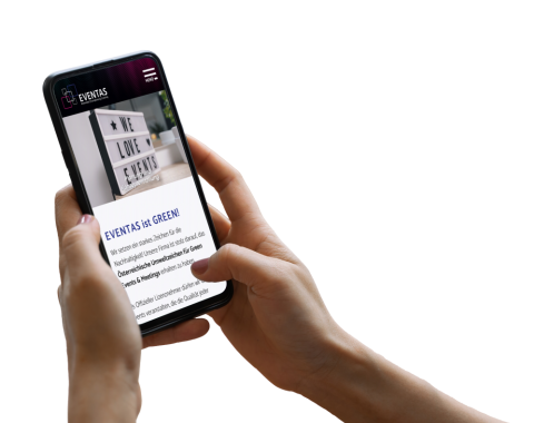 Hand h&auml;lt Smartphone, auf dem die Website sichtbar ist