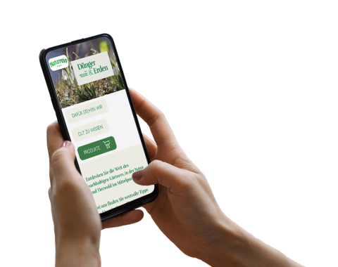 Hand h&auml;lt Smartphone, auf dem die Website sichtbar ist