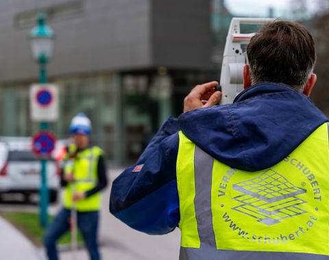 Jemand mit einer Schubert Jacke vermisst mithilfe eines technischen Ger&auml;ts.