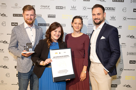 Gruppenfoto von 4 Personen mit einem Preis