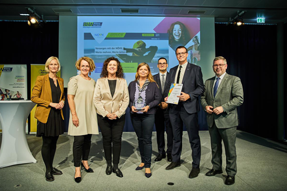 Gruppenfoto von 7 Personen mit einem Preis