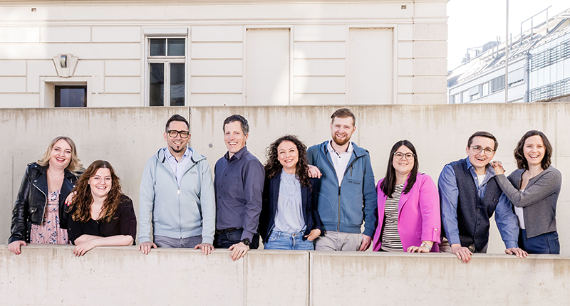Das gesamte Team blickt in die Kamera