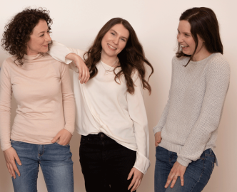 Porträt: 4 Mitarbeiter der Agentur lachen in die Kamera bzw. sich gegenseitig an