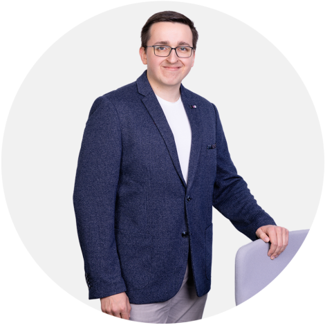 Markus Hofstätter steht vor einem Bücherregal und telefoniert.